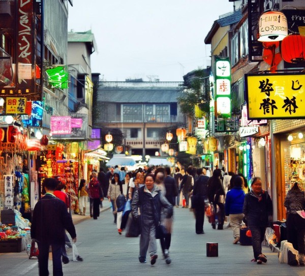 集安商贸街,商业活力与民生保障并存 集安商贸街,商业活力与民生保障并存